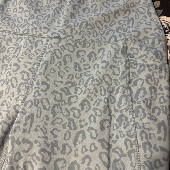 RBK Women's Light Green Leopard Print Workout CAPRIS SZ M - Picture 5 of 5